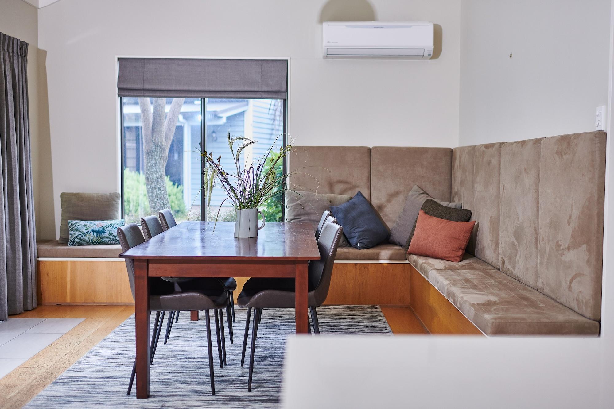 Parehua Resort Martinborough Exterior foto A dining room with a built-in bench seat