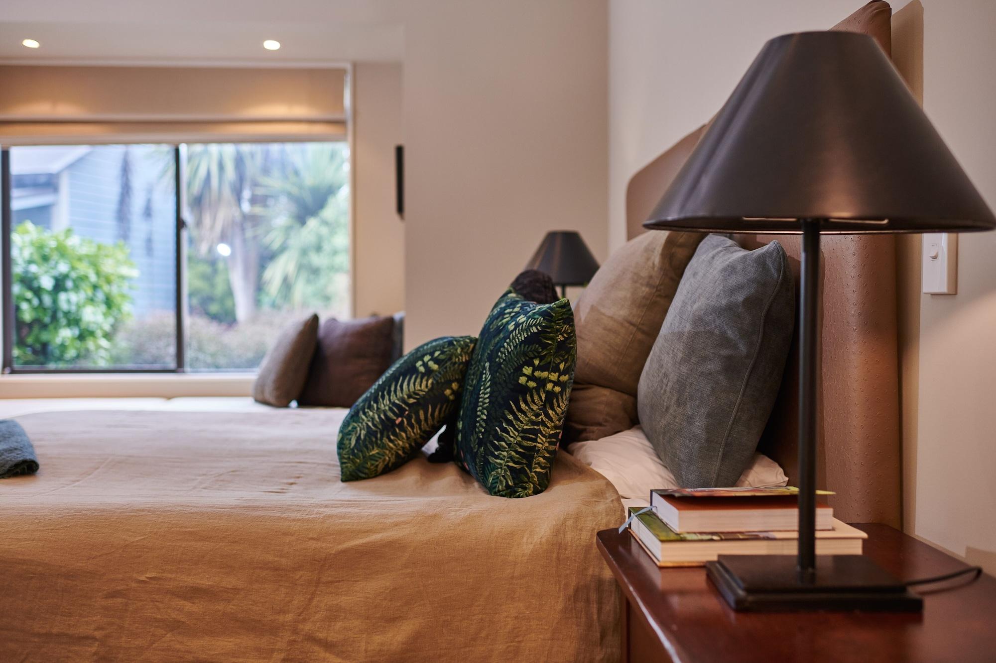 Parehua Resort Martinborough Exterior foto A table lamp