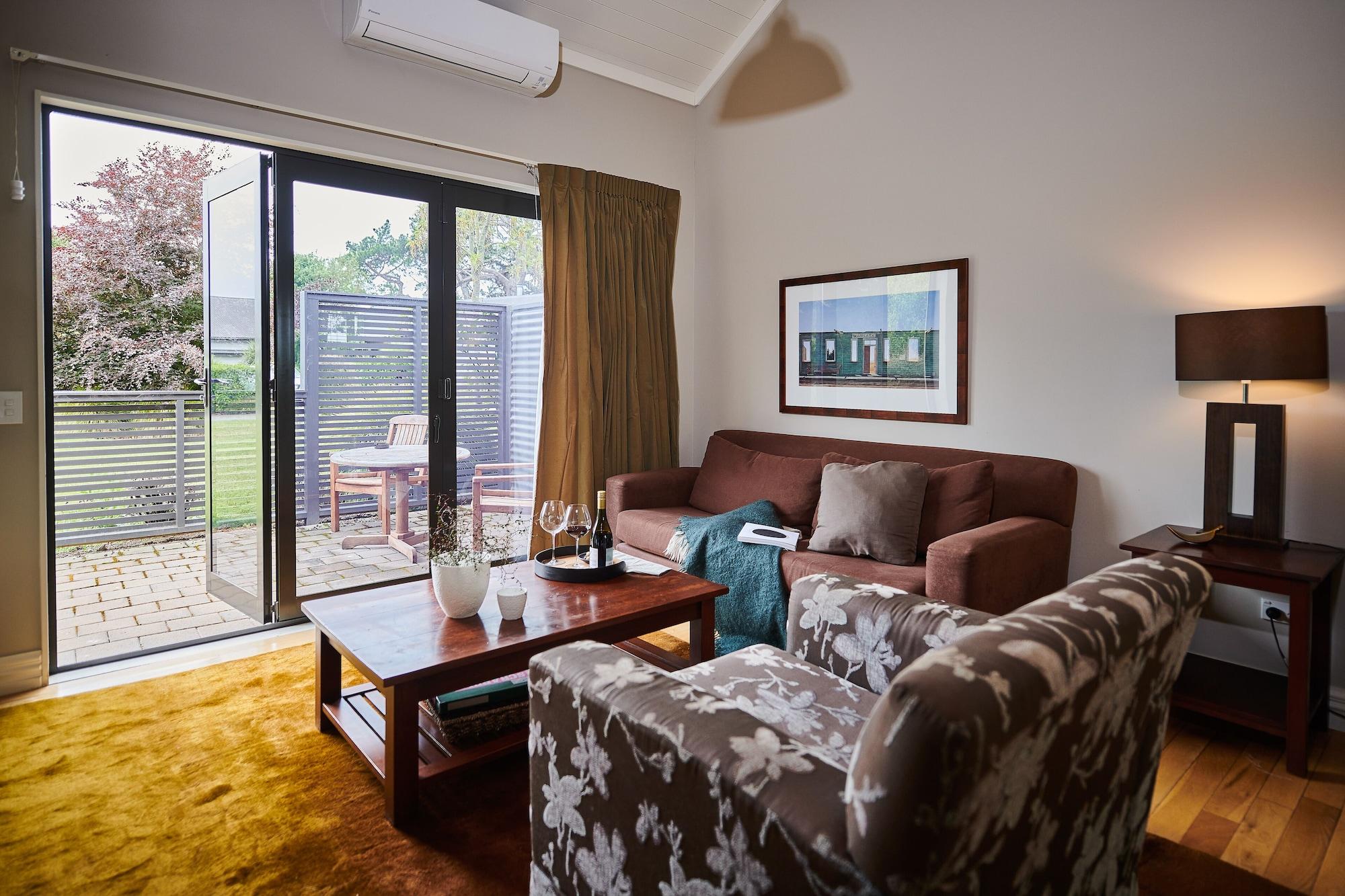 Parehua Resort Martinborough Exterior foto A living room in a house