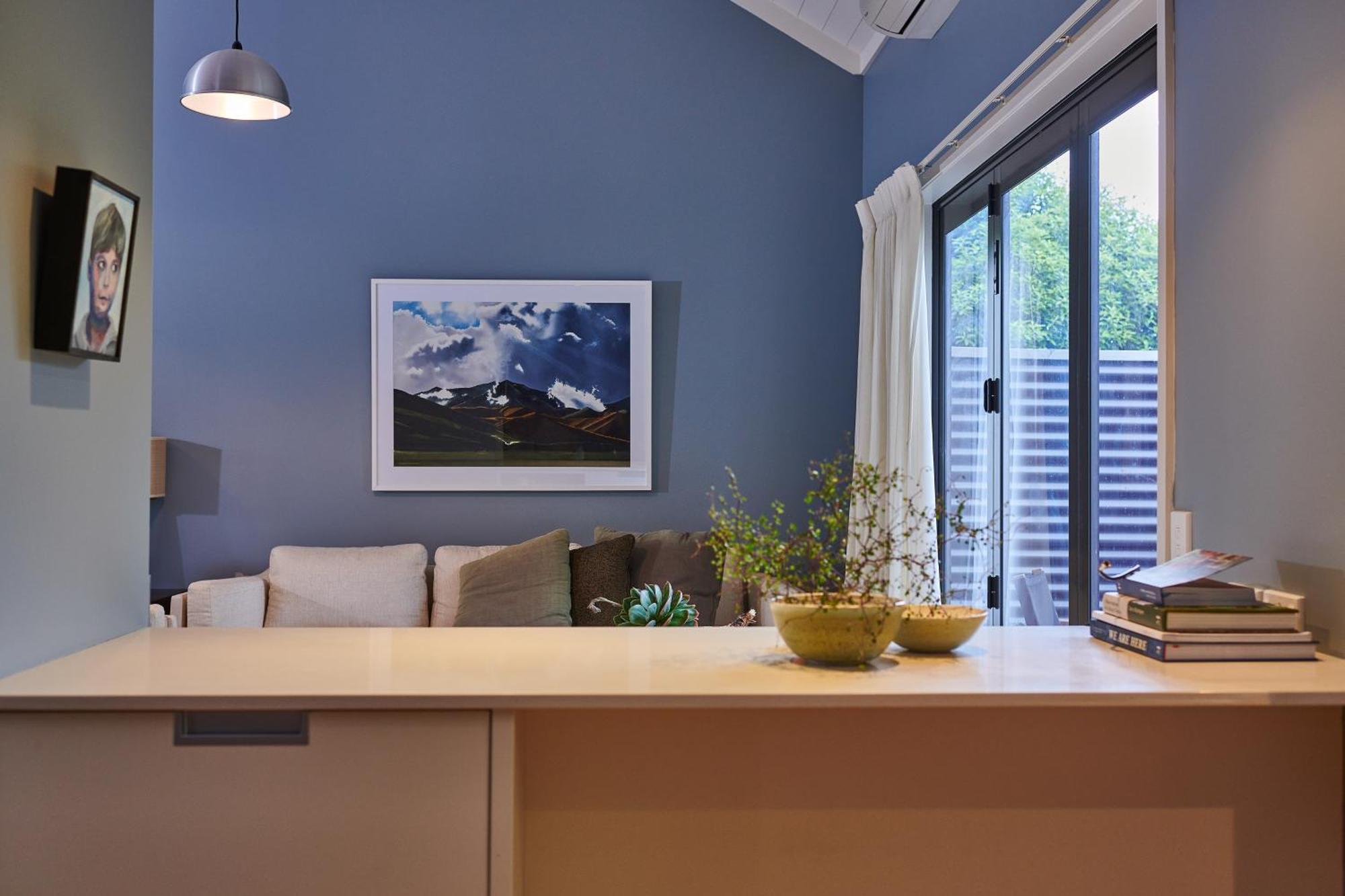 Parehua Resort Martinborough Habitación foto A living room with a blue wall