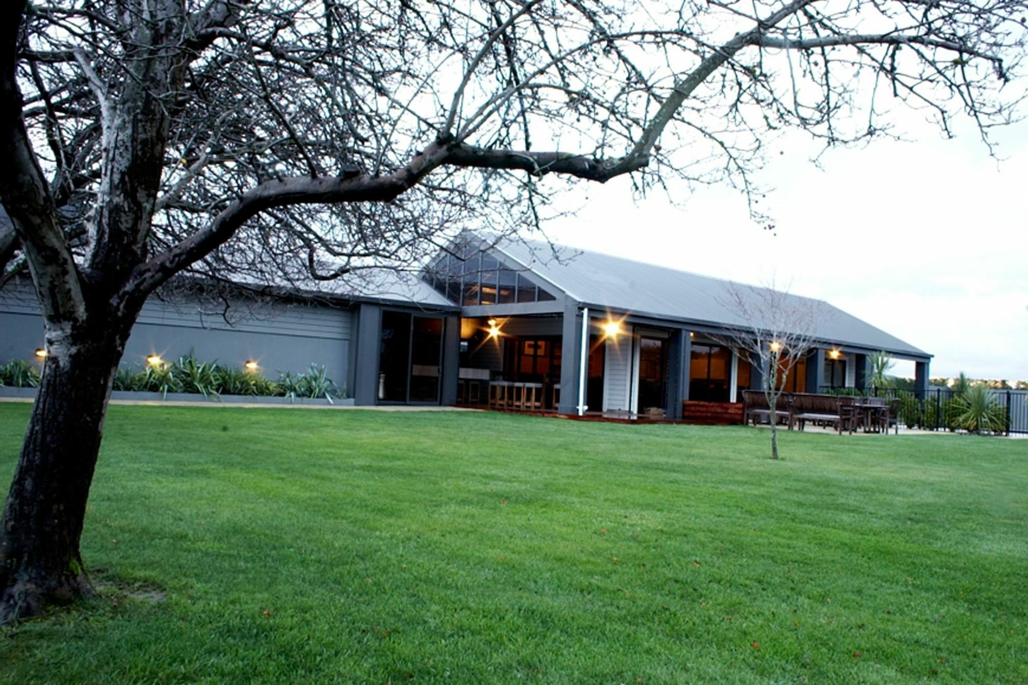 Parehua Resort Martinborough Exterior foto The clubhouse at the golf course